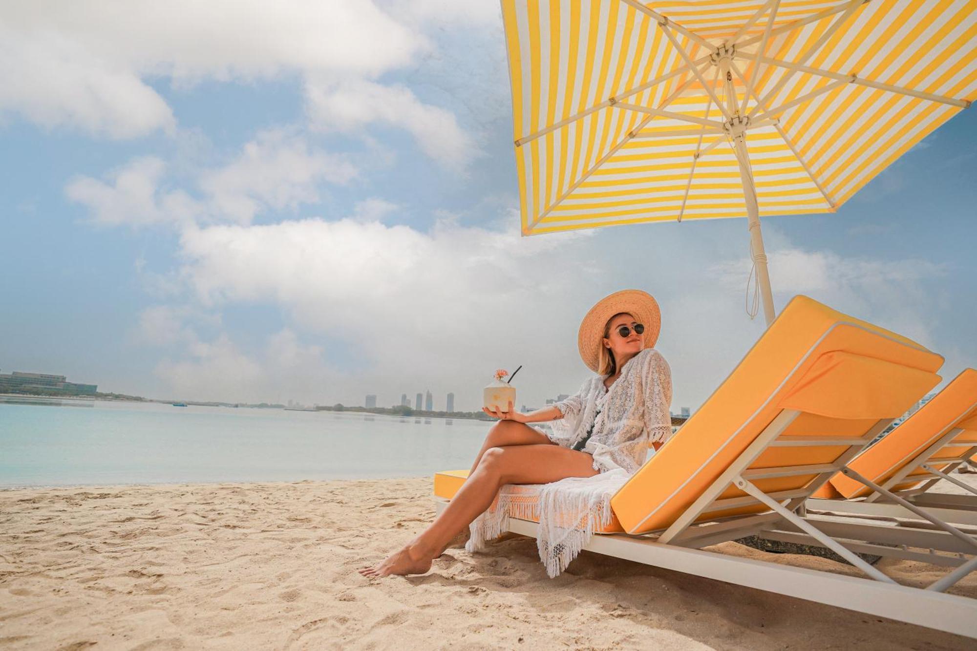 Hotel Andaz Dubai The Palm, By Hyatt Exterior foto A woman sunbathing